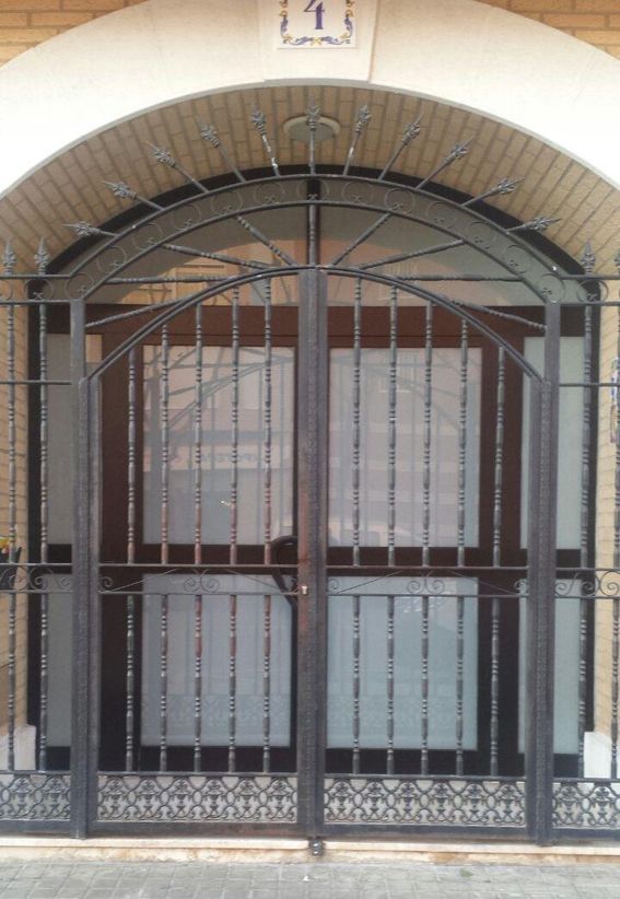 Carpintería Metálica Cegima puerta con arco